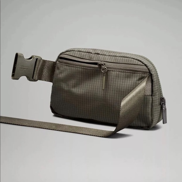 **NWT** Everywhere Belt Bag Carob Brown/Black - Picture 3 of 5